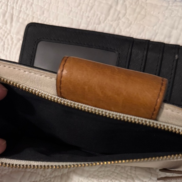 Fossil
Fossil Emma RFID Off-White & Black Striped Bi-Fold Wallet - Picture 6 of 6